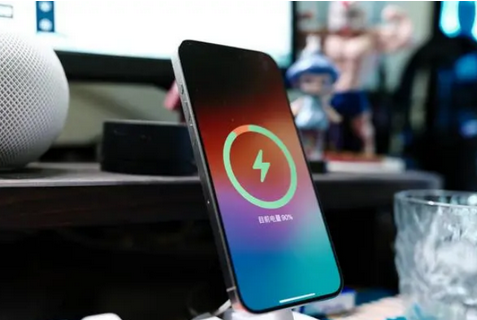 湘潭苹果15换屏服务分享用什么充电器给iPhone15充电更好 
